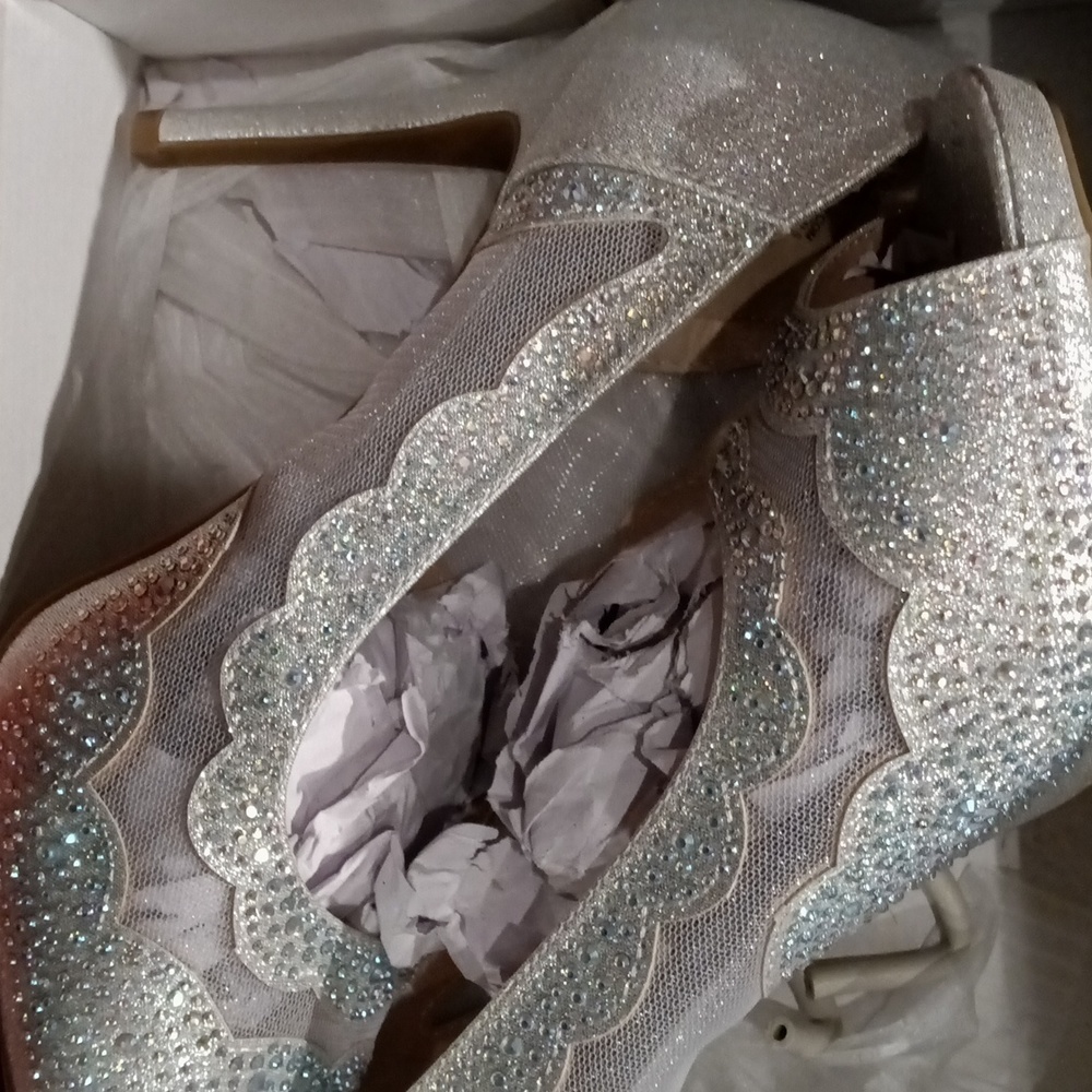 Ladies Silver red carpet slip on peep toe Heels, size 10w